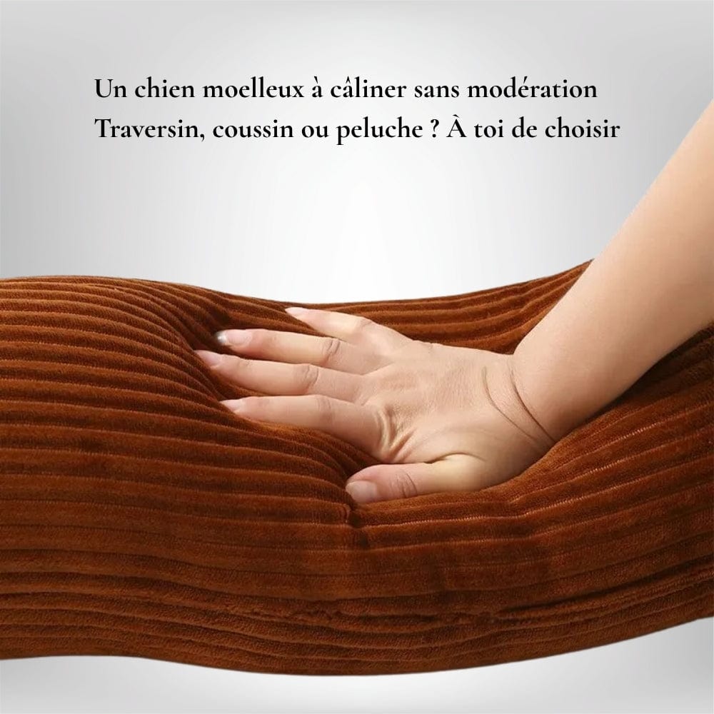 Coussin décoratif en velours côtelé marron, moelleux, posé sur une surface douce, idéal pour le salon ou la chambre