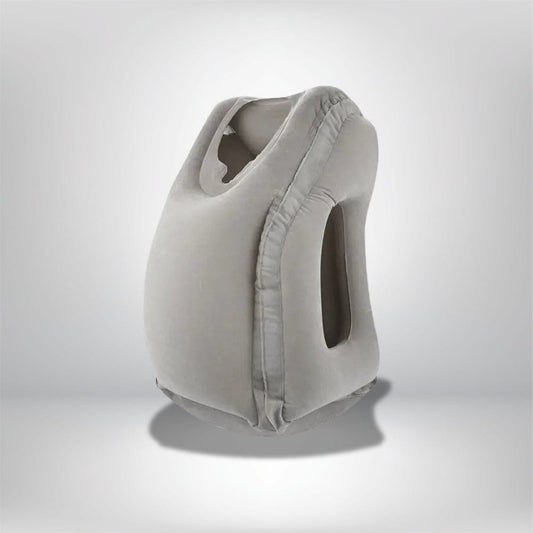 Coussin décoratif gris en velours, conçu pour un confort optimal sur un siège d'avion gonflable