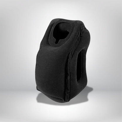 Coussin de voyage noir en velours avec ouverture pour le cou, posé sur une surface neutre