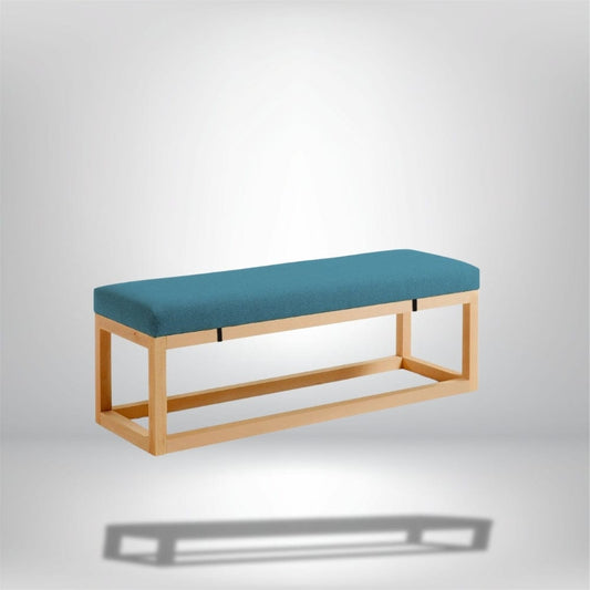 Coussin de banquette de jardin en tissu bleu, posé sur une structure en bois clair, apportant une touche moderne