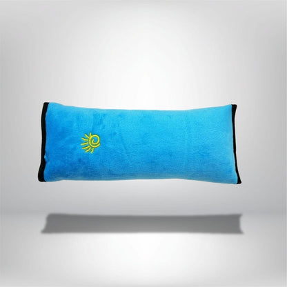 Coussin décoratif allongé en velours bleu avec un motif soleil jaune, idéal pour un canapé ou une chaise