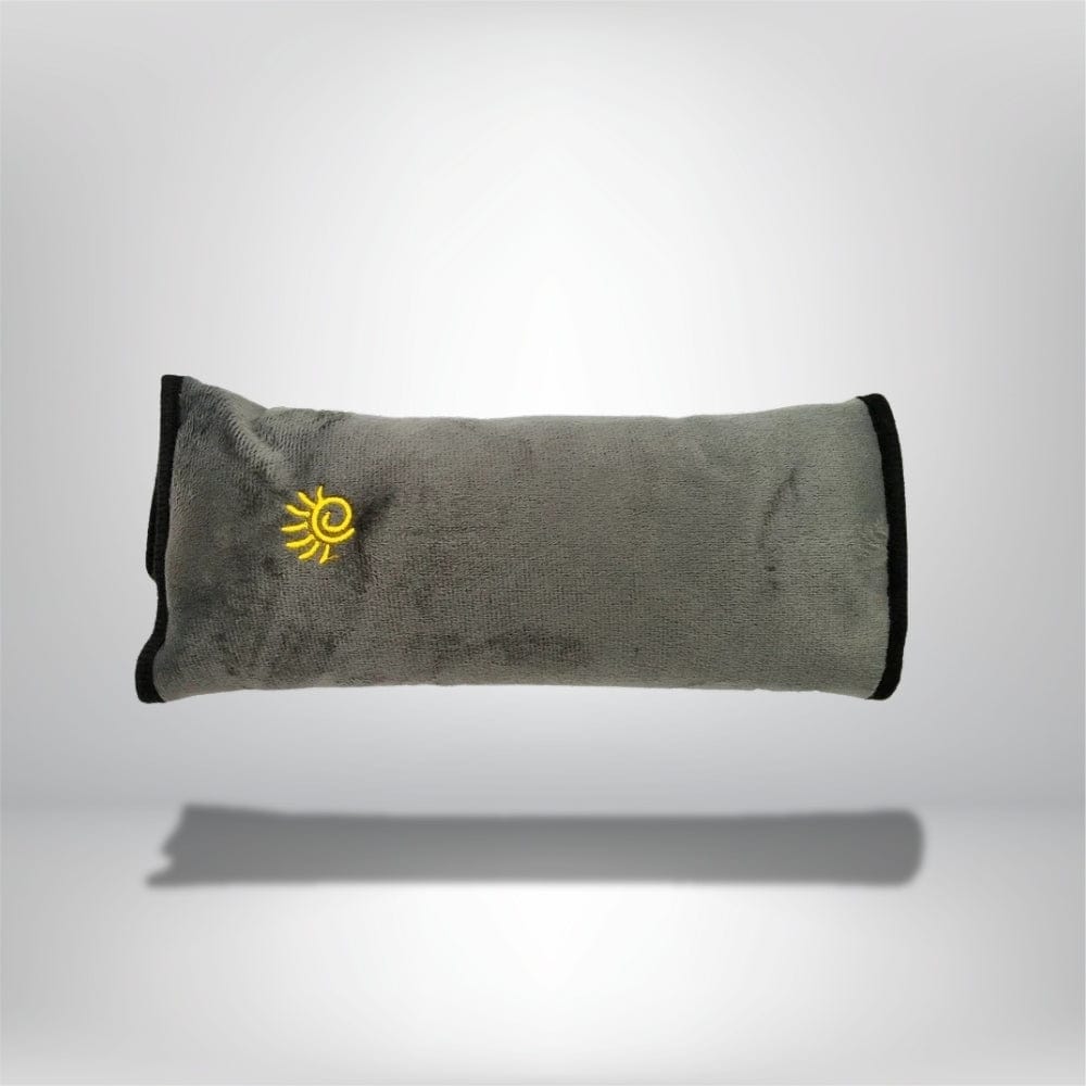 Coussin décoratif gris en velours avec un motif soleil jaune, idéal pour un confort supplémentaire sur une ceinture de sécurité
