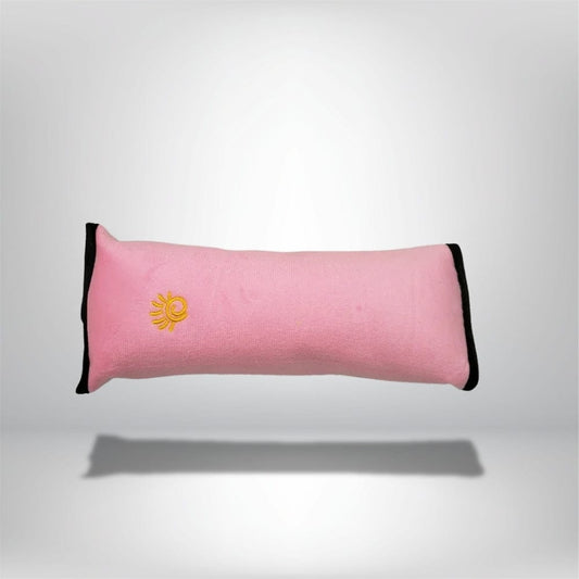 Coussin décoratif rose avec une bordure noire et un motif brodé en forme de soleil, idéal pour un siège