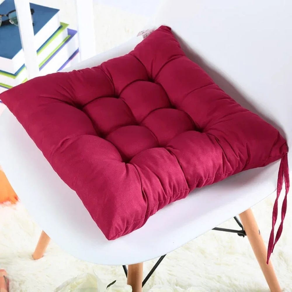 Coussin de chaise de jardin en tissu rose, matelassé avec des liens, posé sur une chaise moderne