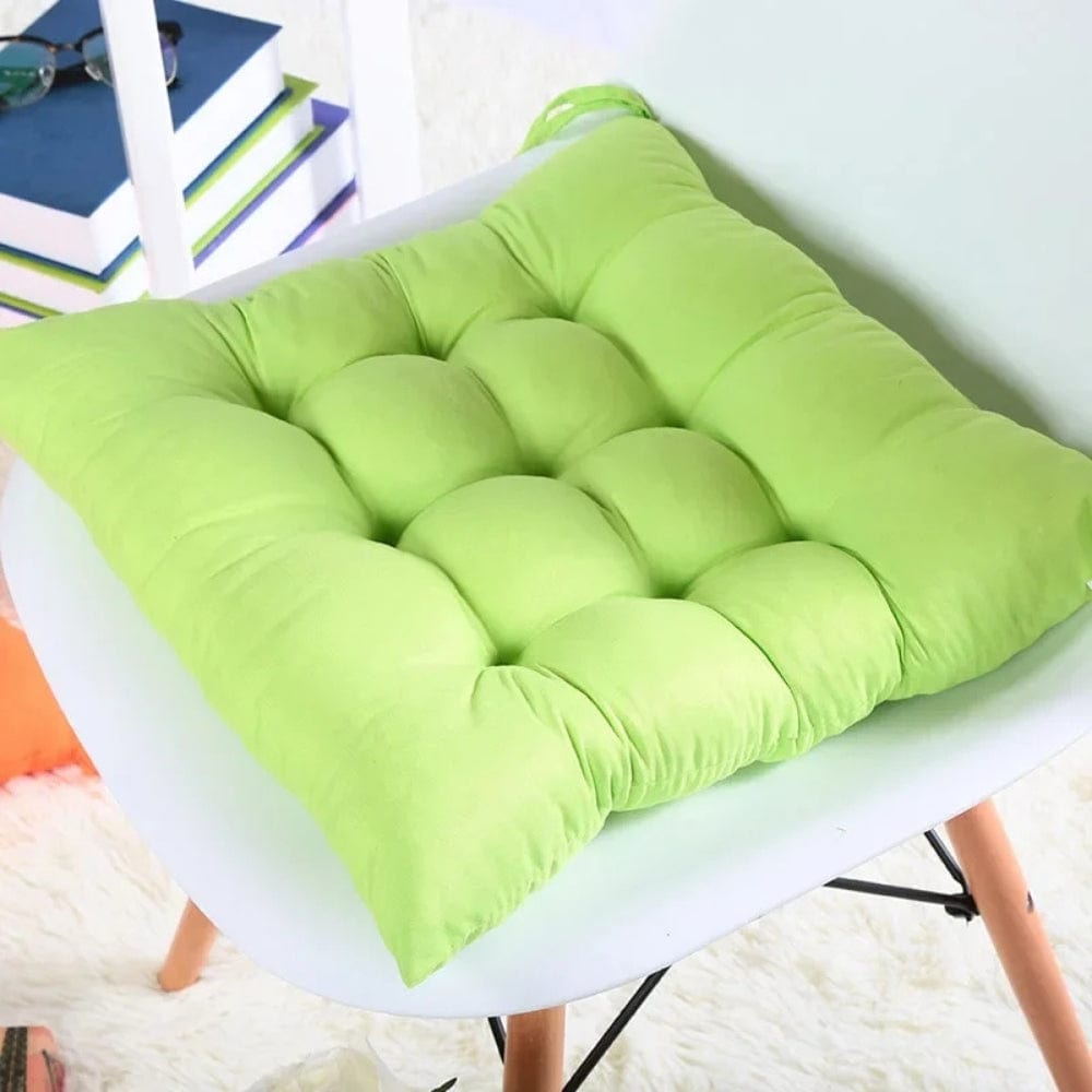 Coussin de chaise de jardin en vert vif, rembourré avec des motifs matelassés, posé sur une chaise moderne