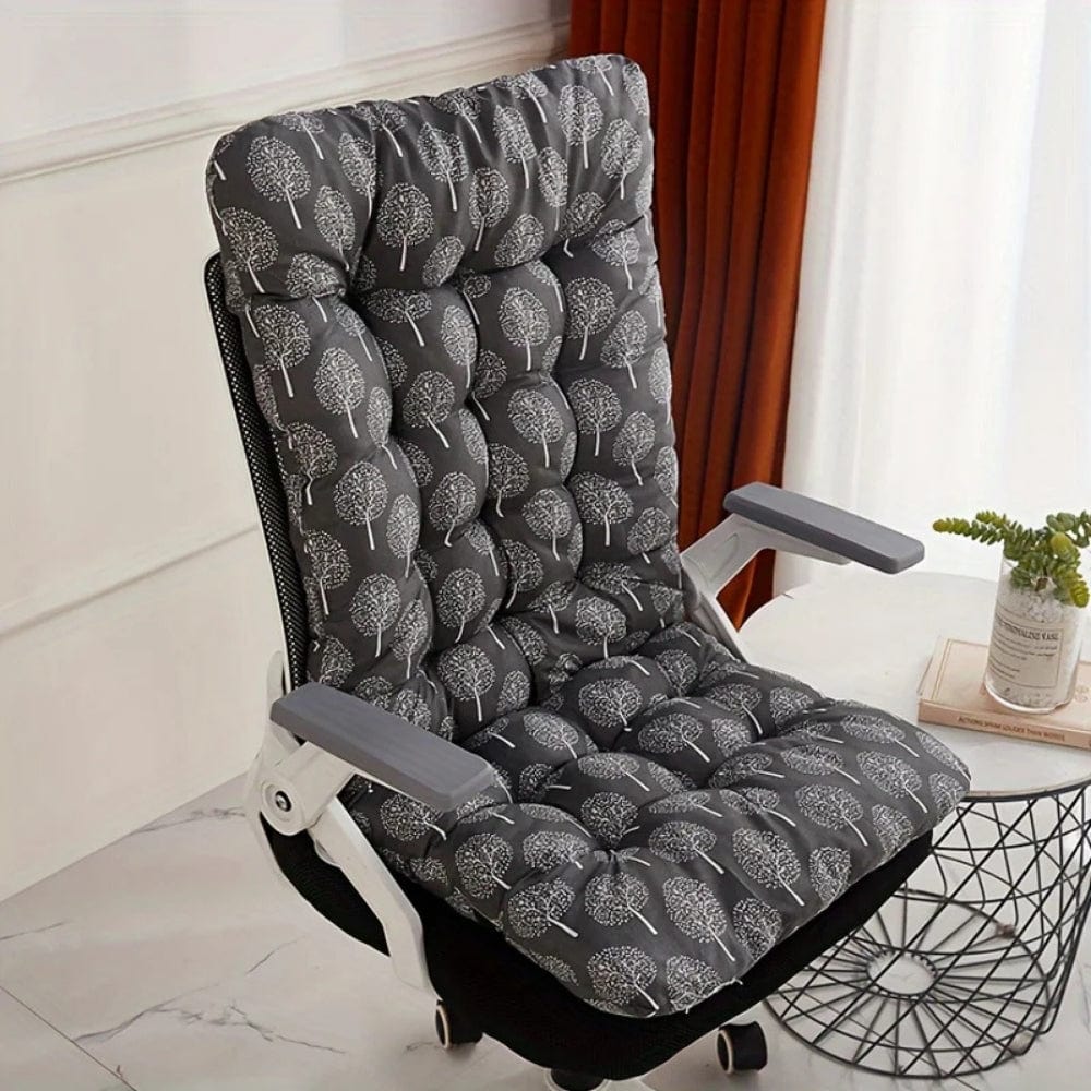 Coussin de chaise en tissu gris avec motifs d'arbres blancs, posé sur une chaise de bureau moderne