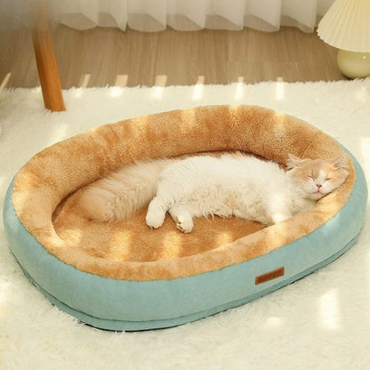 Coussin de forme ovale en velours bleu avec intérieur en fausse fourrure beige, placé sur un tapis doux