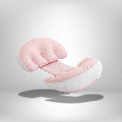 Coussin décoratif en forme ergonomique, rose et blanc, posé sur un fond neutre, idéal pour le soutien des femmes enceintes
