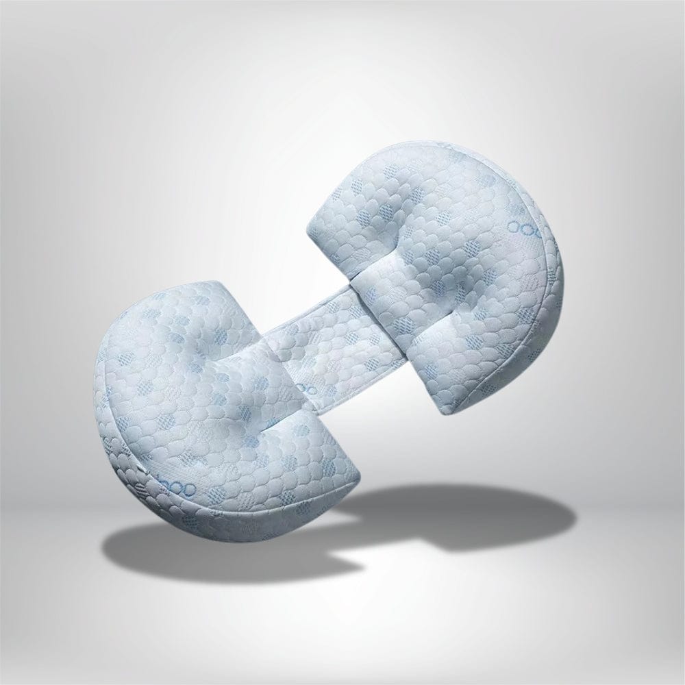 Coussin de grossesse en tissu bleu clair avec motif texturé, posé sur un fond neutre