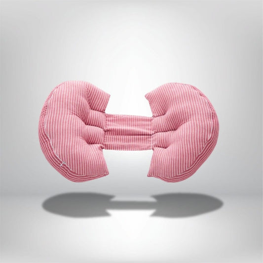 Coussin décoratif rose à rayures, en forme de U, posé sur un fond neutre, idéal pour le confort des femmes