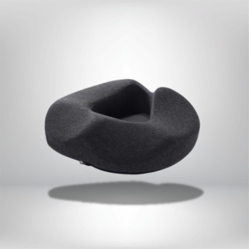 Coussin de forme ergonomique en tissu noir, idéal pour un confort optimal sur une chaise ou un canapé