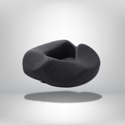 Coussin de forme ergonomique en tissu noir, idéal pour un confort optimal sur une chaise ou un canapé