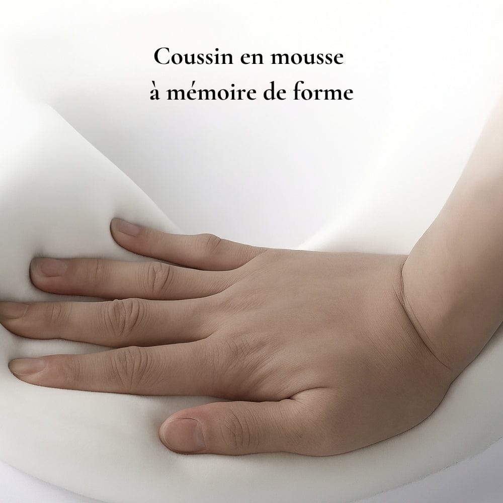 Coussin en mousse à mémoire de forme, blanc, posé sur une surface douce, idéal pour le confort et le soutien