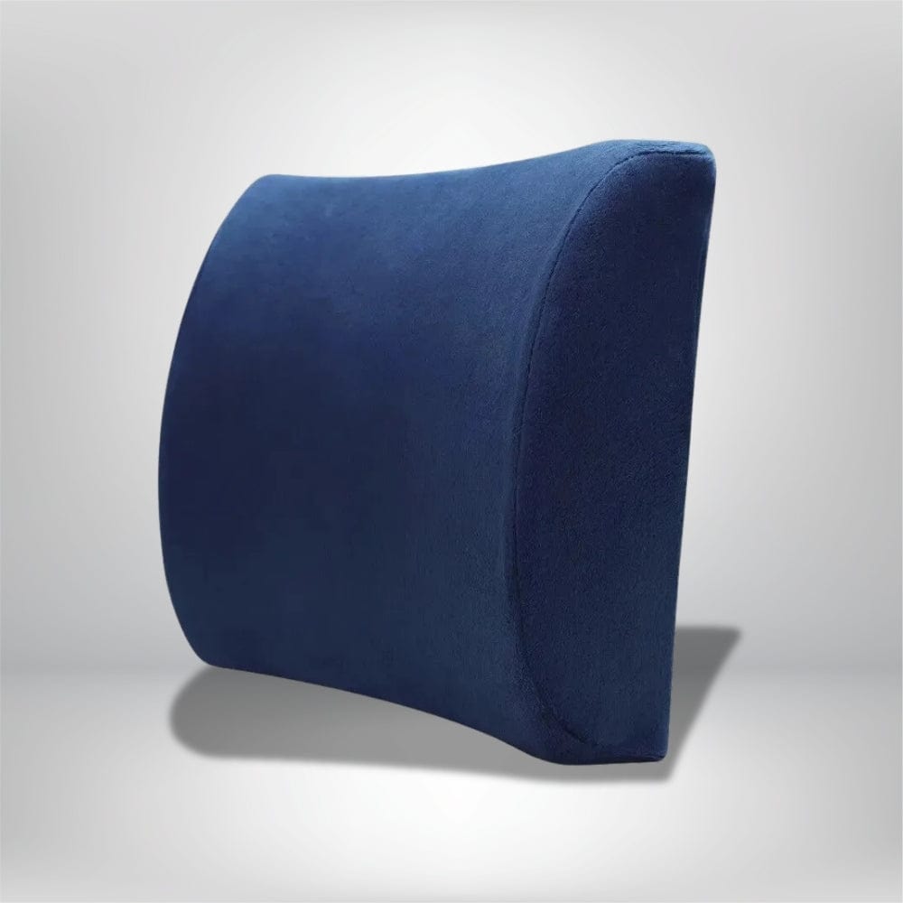 Coussin lombaire en velours bleu, de forme ergonomique, posé sur un fond neutre