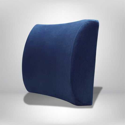 Coussin lombaire en velours bleu, de forme ergonomique, posé sur un fond neutre