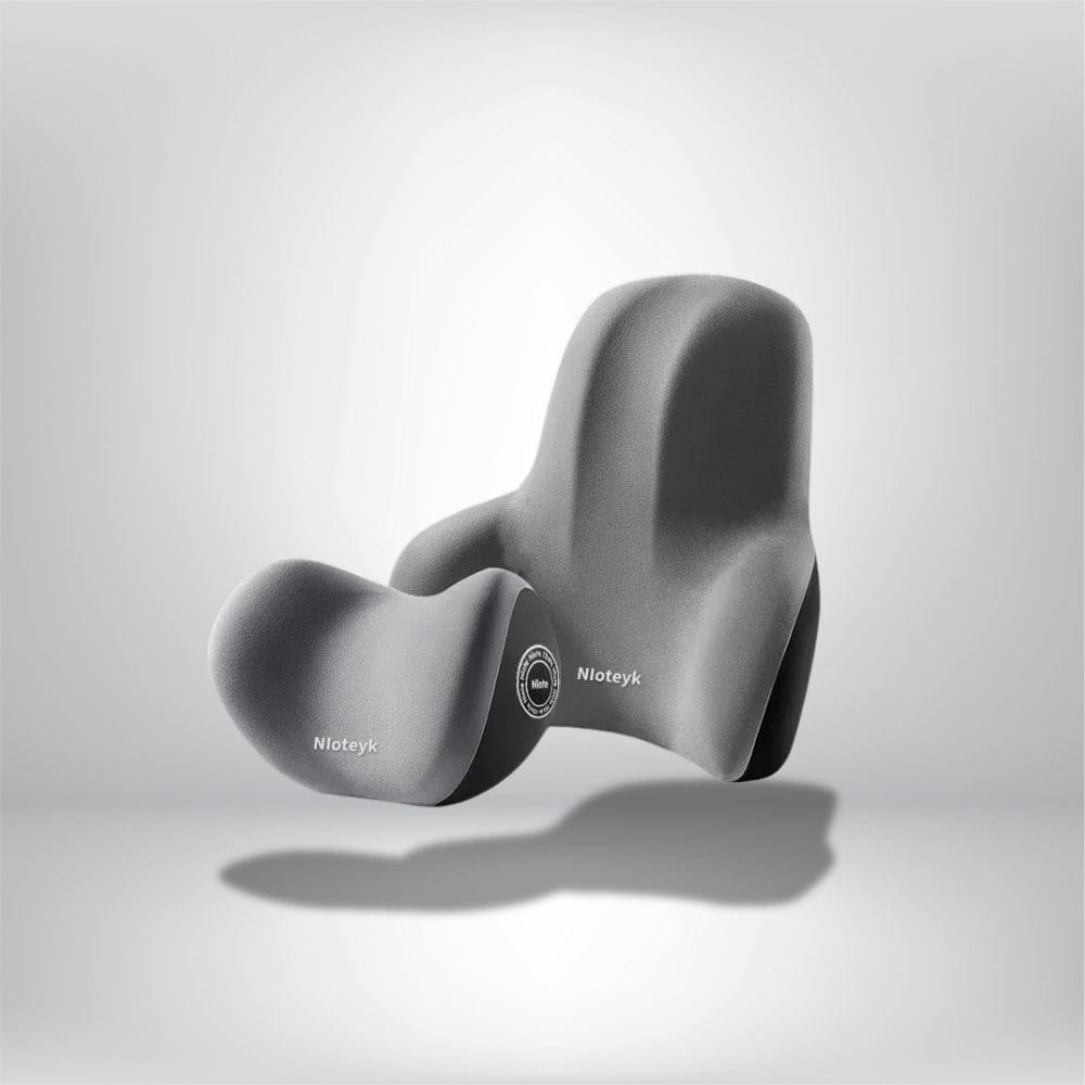 Coussin décoratif en tissu gris, conçu pour un confort optimal dans une voiture, avec une forme ergonomique