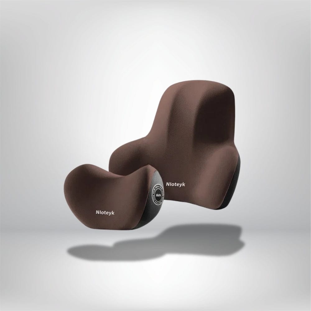 Coussins de voiture en tissu marron, ergonomiques et modernes, posés sur un fond neutre