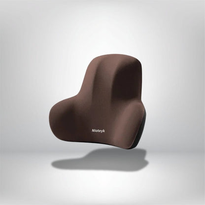 Coussin de voiture en mousse marron, ergonomique, posé sur un fond gris clair, offrant confort et soutien
