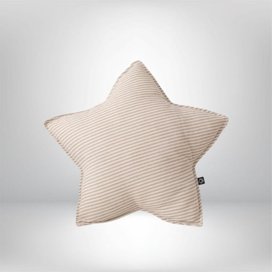 Coussin décoratif en forme d'étoile, rayé beige et blanc, posé sur un fond neutre