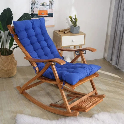 Coussin de rocking chair en tissu bleu uni, posé sur une chaise en bois, dans un salon lumineux et moderne