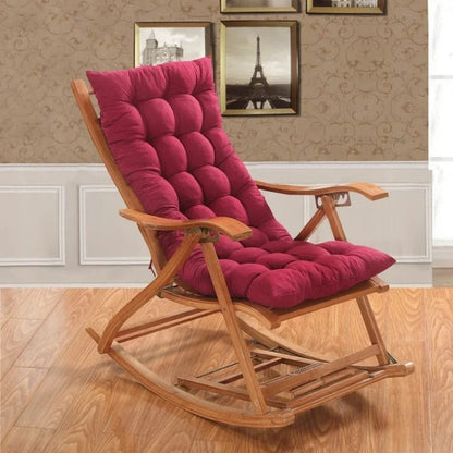 Coussin décoratif en velours rouge sur un rocking chair en bois, apportant confort et style à votre salon