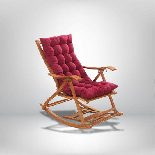 Coussin de rocking chair en velours rouge, avec un motif matelassé, posé sur une structure en bois naturel