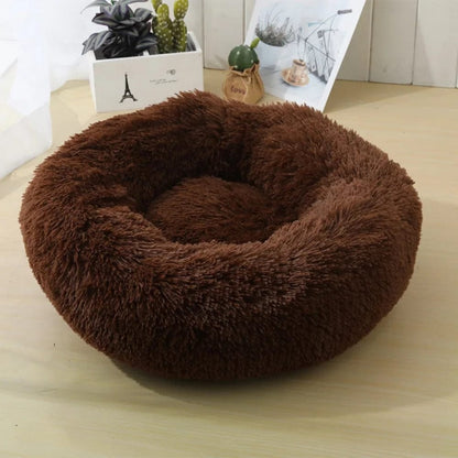 Coussin rond en fausse fourrure marron, posé sur une table en bois, idéal pour le confort des animaux