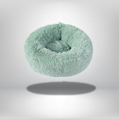 Coussin rond en fausse fourrure vert menthe, idéal pour le confort des chats dans un salon moderne