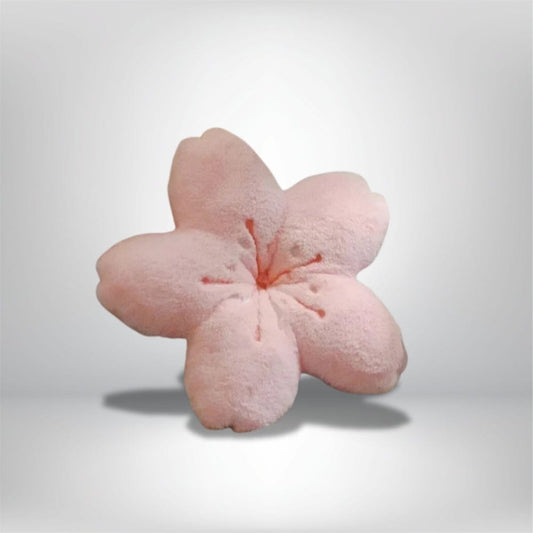 Coussin décoratif en forme de fleur, couleur rose poudre, posé sur une surface neutre, idéal pour un canapé ou une