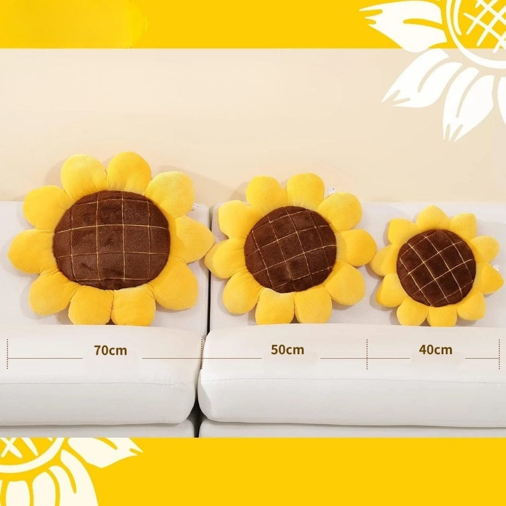 Coussins décoratifs en forme de tournesol, jaunes et marron, posés sur un canapé blanc dans un salon lumineux