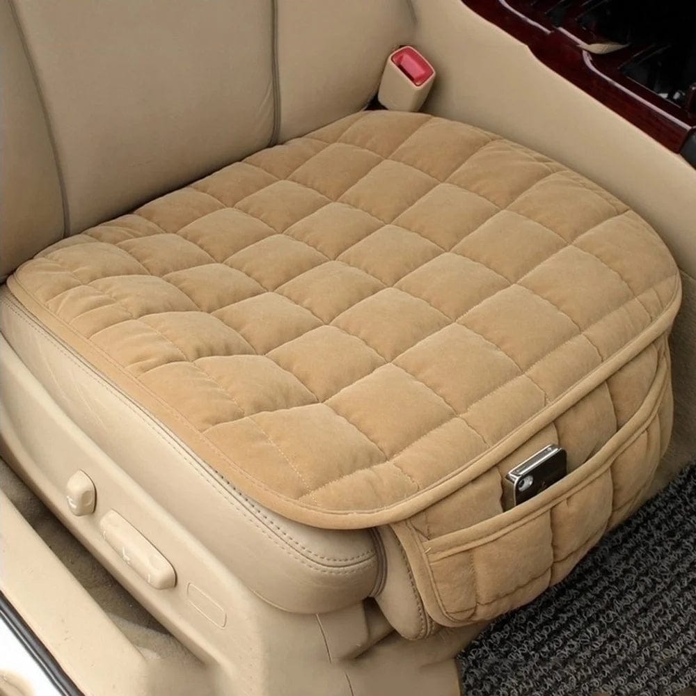 Coussin de voiture beige en matière douce, matelassé, posé sur un siège en cuir clair