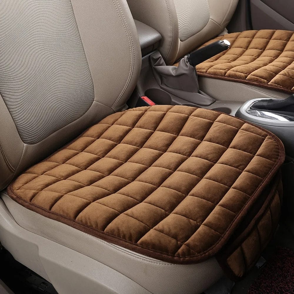 Coussin de voiture en velours marron, matelassé, reposant sur un siège beige, ajoutant confort et style