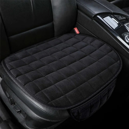 Coussin de voiture noir en tissu doux, matelassé, posé sur un siège en cuir, offrant confort et style