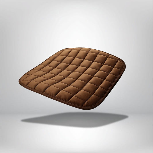 Coussin de voiture en velours marron, matelassé avec un design carré, posé sur un fond neutre