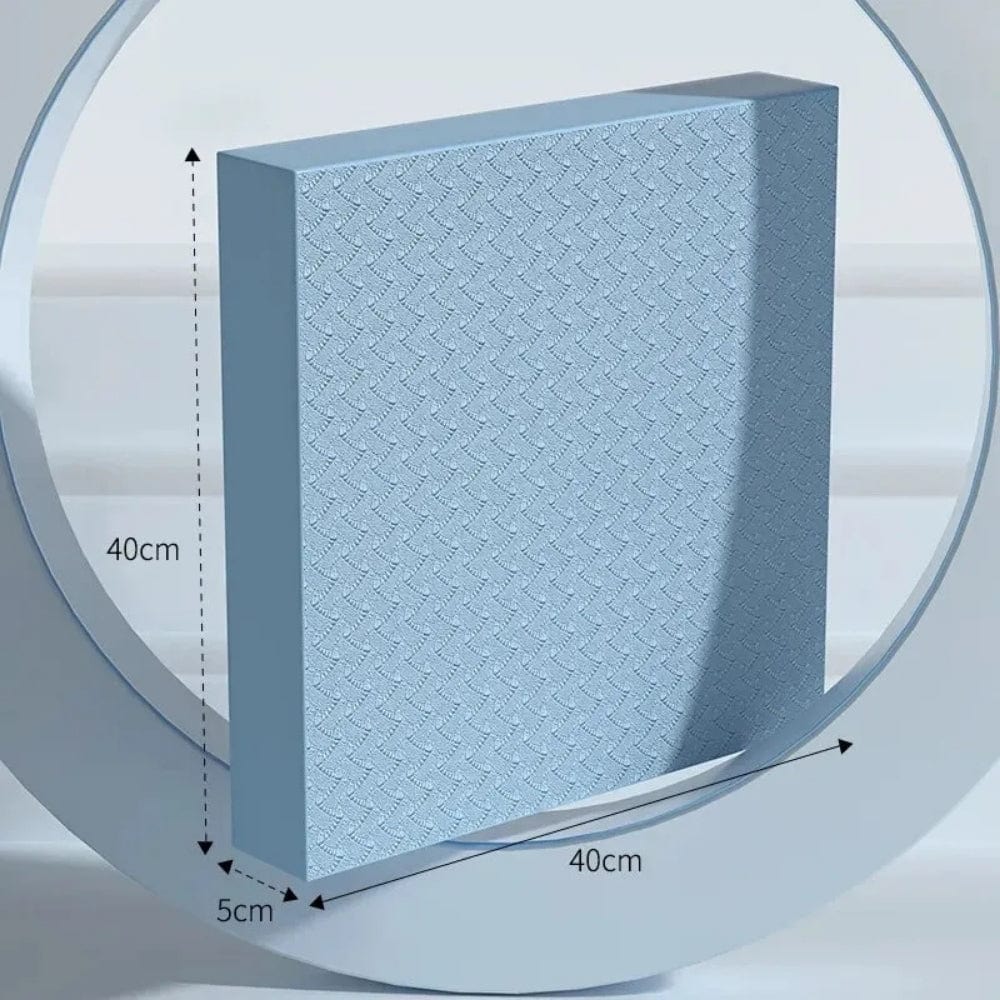 Coussin décoratif bleu en forme carrée avec un motif texturé, posé sur un fond neutre