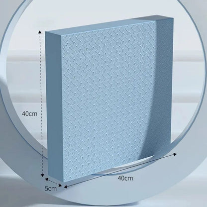 Coussin décoratif bleu en forme carrée avec un motif texturé, posé sur un fond neutre