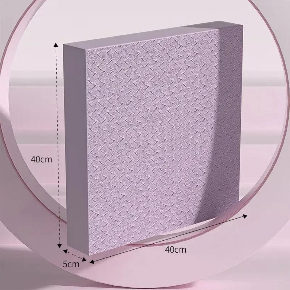 Coussin de yoga en tissu lilas avec motif en relief, posé sur un fond rose