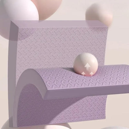 Coussin de yoga en mousse lilas avec motif en relief, posé sur une surface douce et arrondie