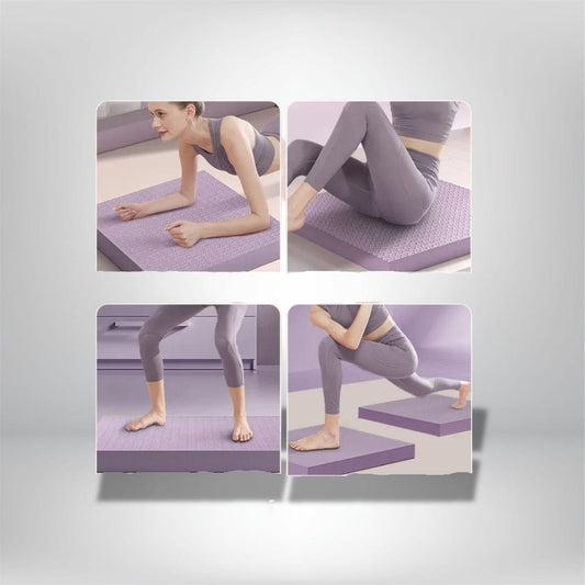 Coussin de yoga en mousse violet, posé sur un sol clair, utilisé pour des exercices de stretching et de relaxation