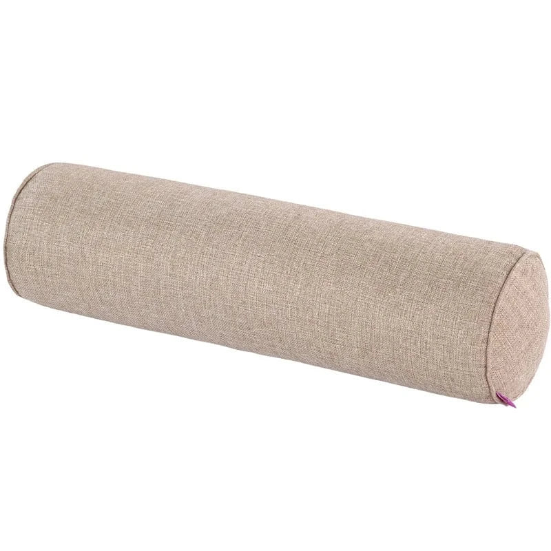 Coussin boudin long en tissu beige, posé sur un canapé, ajoutant une touche décorative et confortable
