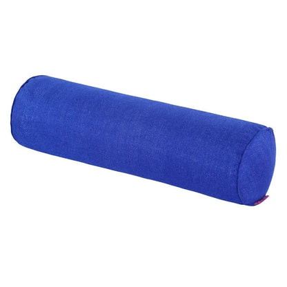 Coussin boudin long de couleur bleue, en tissu, posé sur un canapé moderne dans un salon élégant