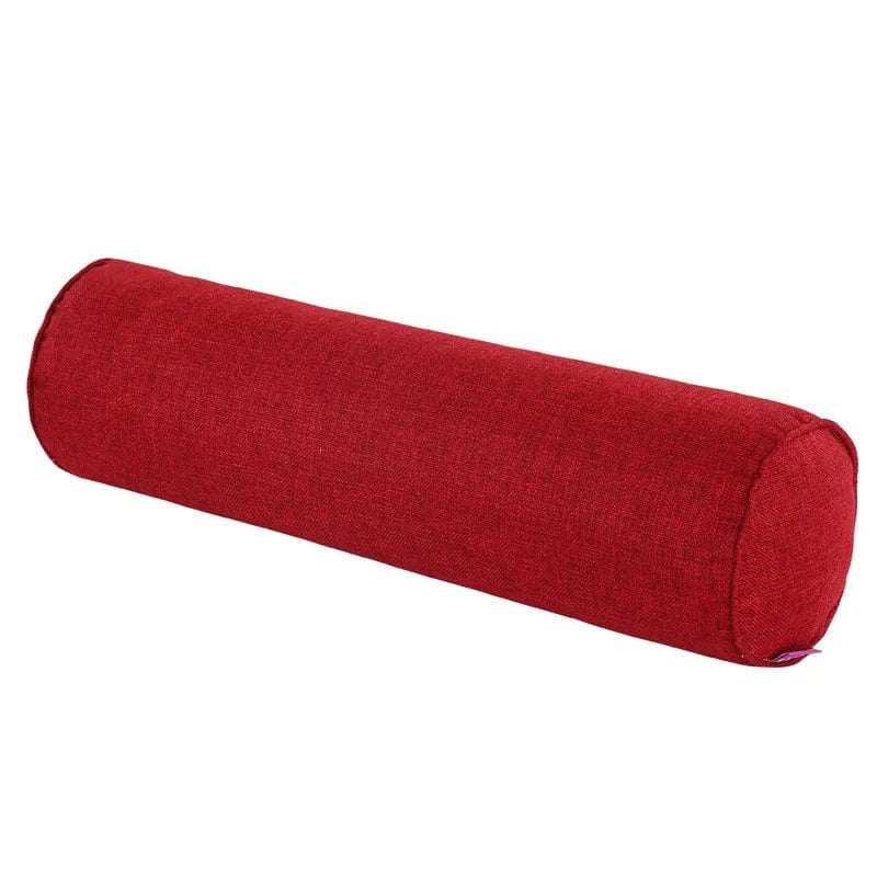 Coussin boudin long rouge en tissu, posé sur un canapé, ajoutant une touche décorative chaleureuse