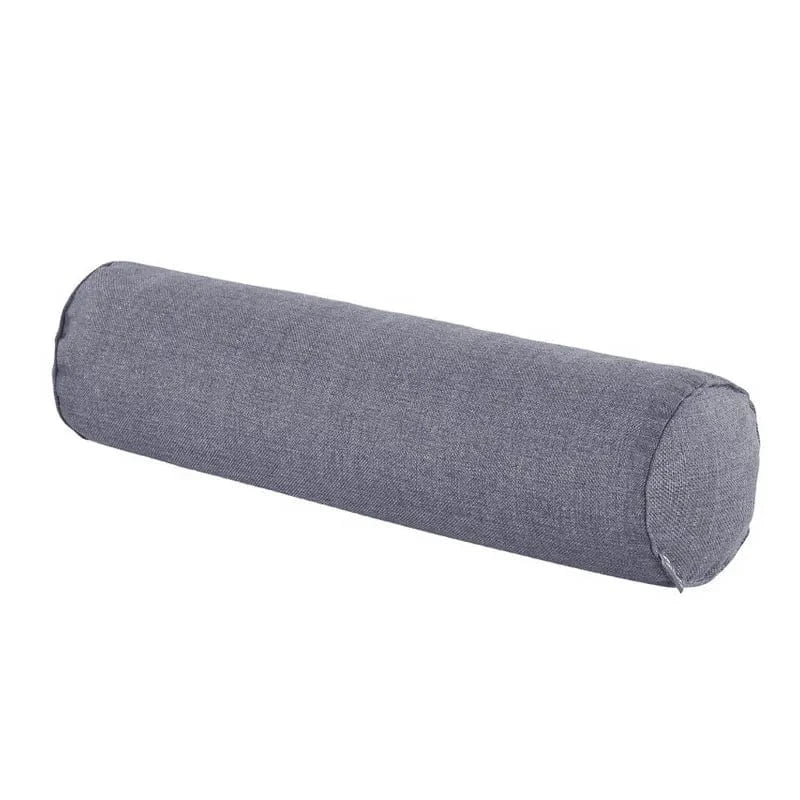 Coussin boudin long en tissu gris, posé sur un canapé, ajoutant une touche décorative moderne