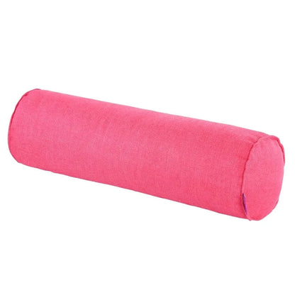 Coussin boudin long en tissu rose vif, posé sur un canapé, ajoutant une touche de couleur à la décoration