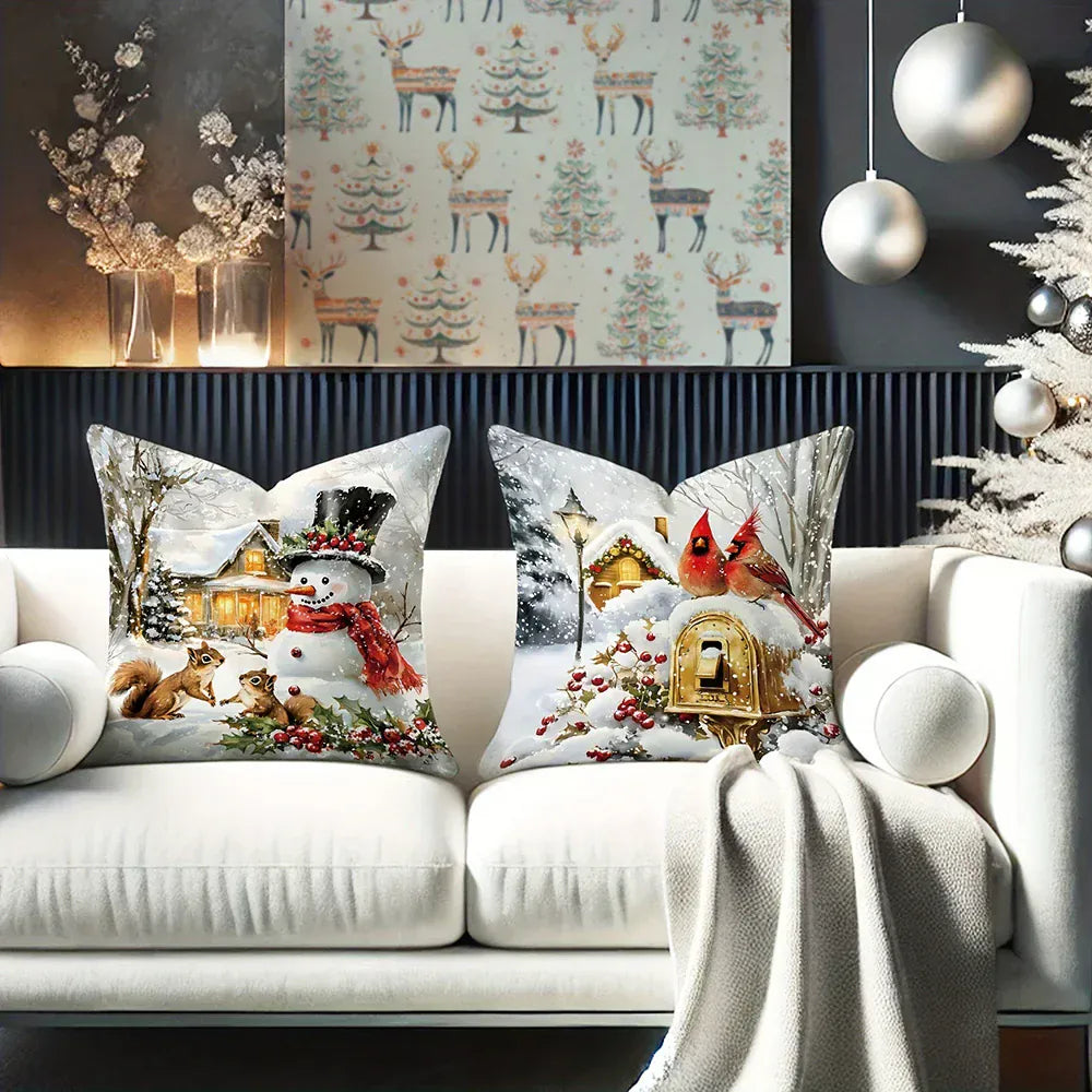 Housse de coussin décoratif avec motifs de Noël, représentant un bonhomme de neige et des oiseaux sur un canapé