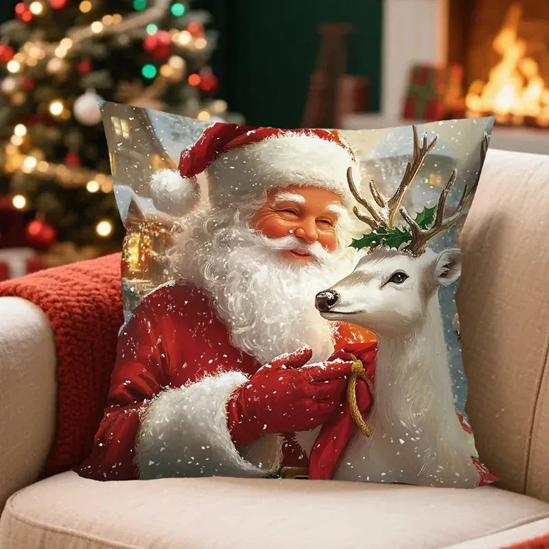 Coussin déco illustrant un père Noël souriant avec un renne, posé sur un canapé beige dans un salon festif