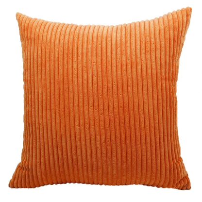 Coussin décoratif en velours côtelé orange, avec un motif texturé, idéal pour un canapé ou un lit élégant