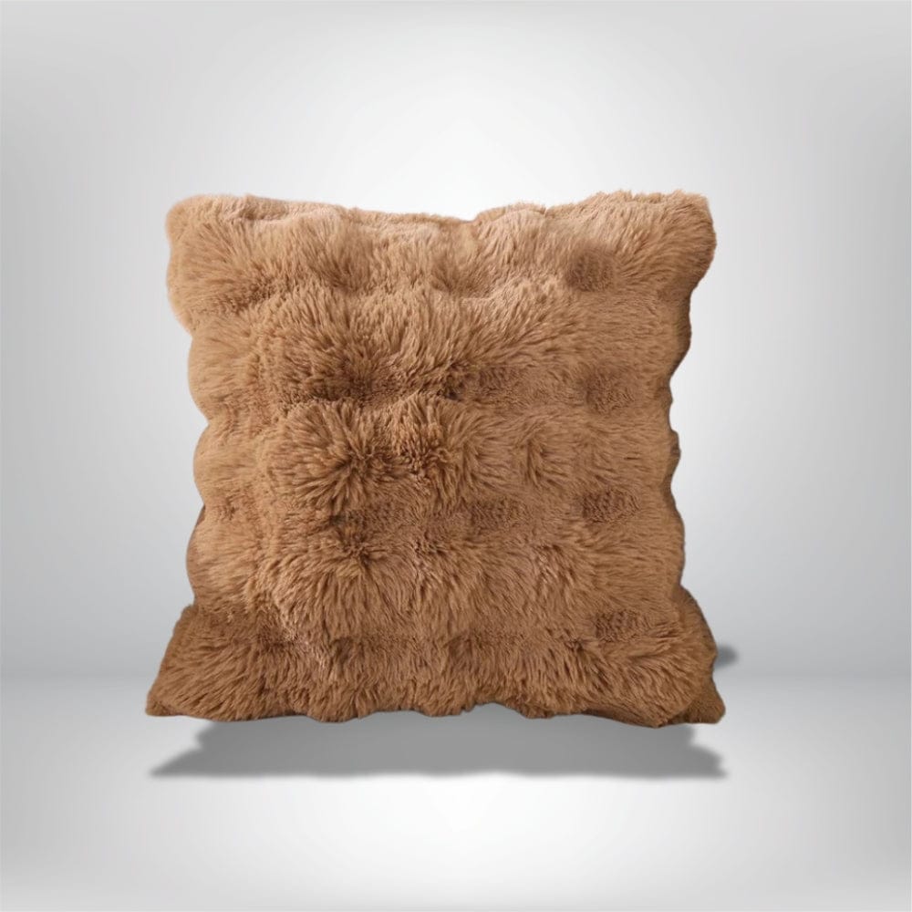 Coussin décoratif en fausse fourrure marron, avec un motif texturé, idéal pour un intérieur cocooning