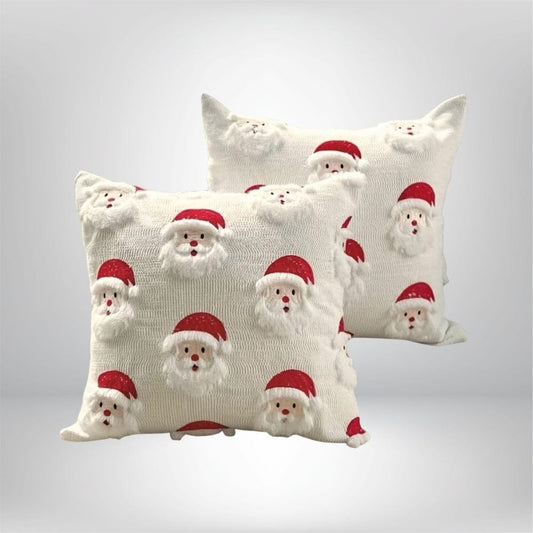 Housse de coussin décoratif blanche avec des motifs de Père Noël aux chapeaux rouges, idéale pour un salon festif