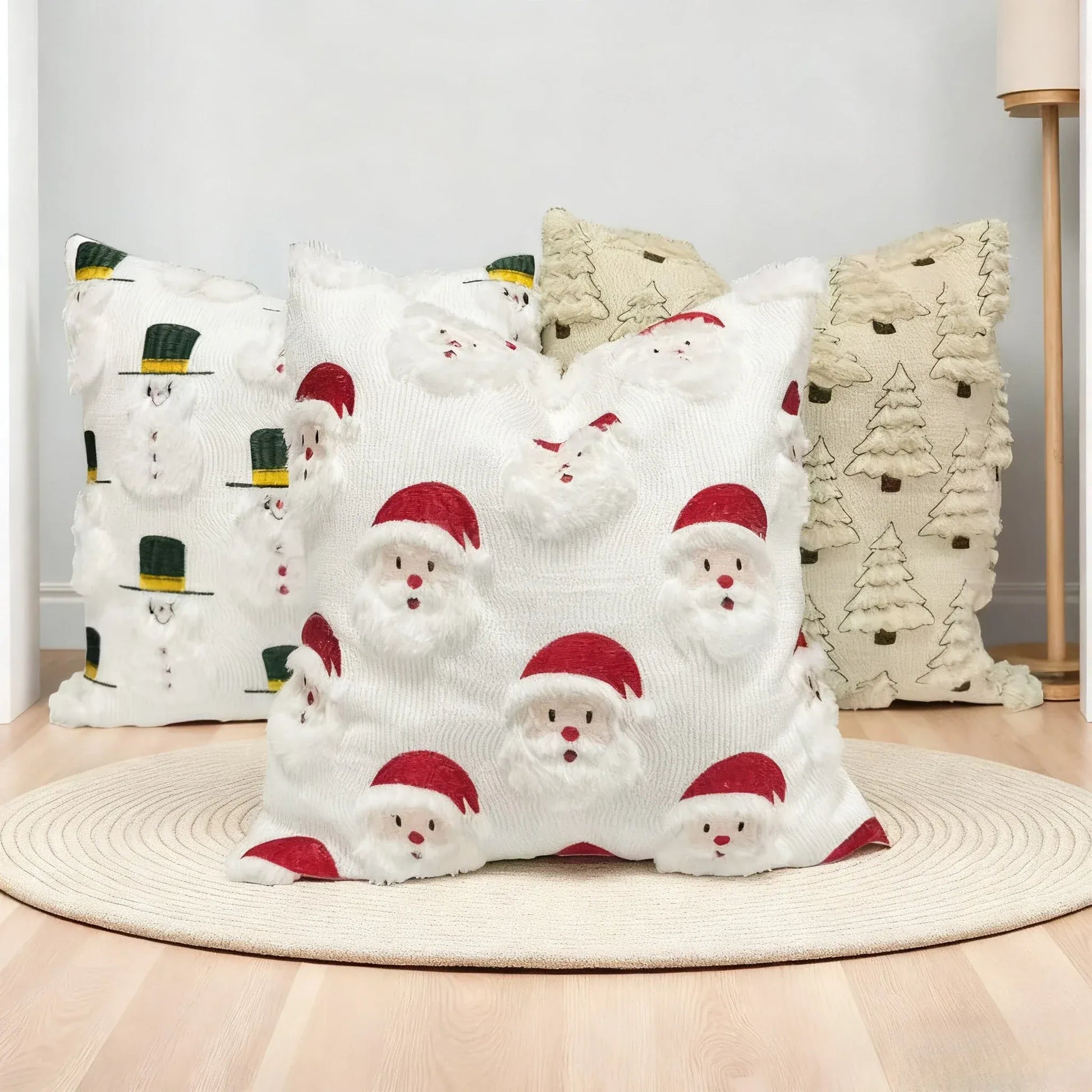 Housse de coussin décorative blanche avec motifs de Père Noël sur un tapis rond dans un salon chaleureux